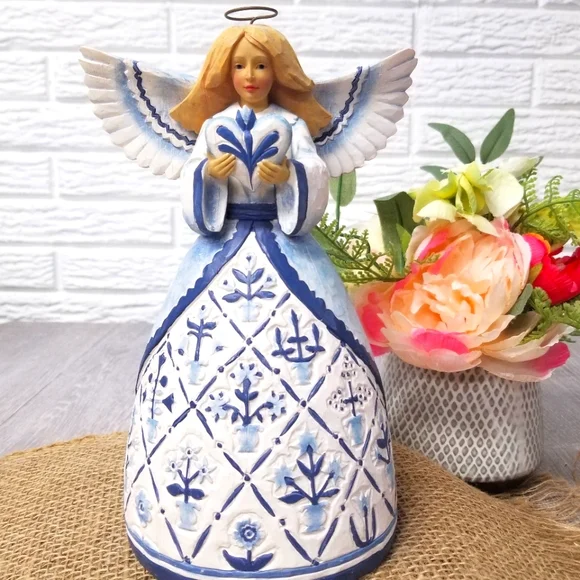 Jim Shore Angel Holding Heart (Psalms 33:11) - Picture 1 of 8